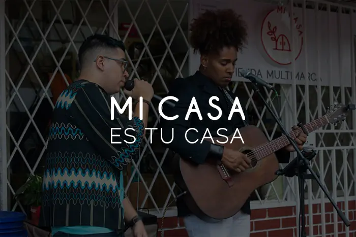 Inauguración de MI CASA con el eslogan y dos cantantes de la ciudad