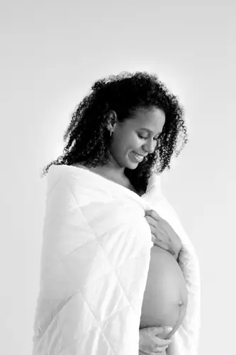 Retrato de maternidad en blanco y negro