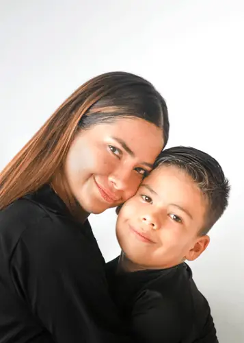 Retrato mejilla con mejilla de mamá e hijo