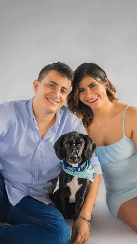 Pareja con su perro en sesión de estudio