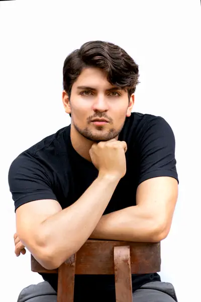 Retrato masculino en estudio con camiseta negra