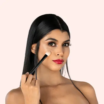 Retrato de belleza: mujer aplicándose maquillaje