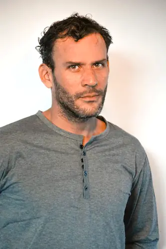 Retrato de hombre con barba y camiseta gris