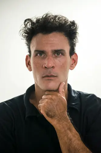 Retrato de hombre pensativo con camiseta negra