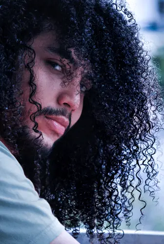 Retrato de hombre de cabello rizado con luz azul
