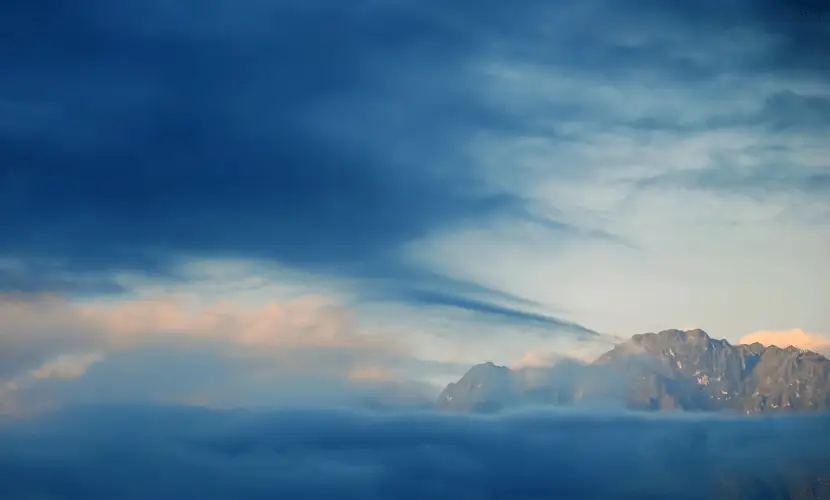 Cielo azul con nubes sobre las montañas