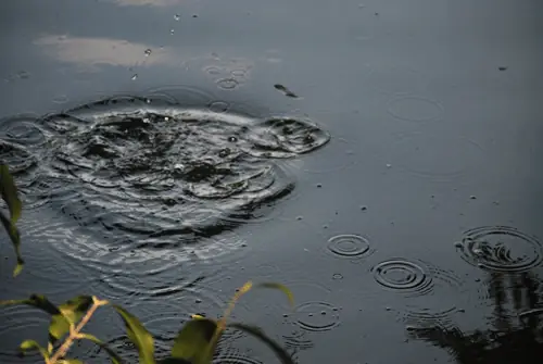Gotas de lluvia sobre el agua