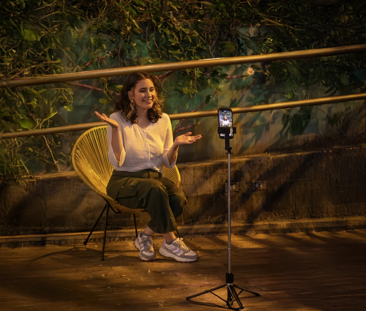 Marce grabando contenido frente a su celular en un trípode